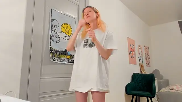 Snapshot of Silly__Milly chatting on 12-06-24, 02:11 Silly  Milly online show from 12-06-24, 02:11