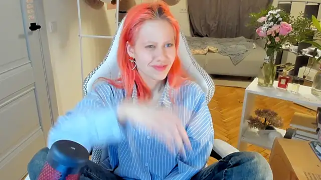 Snapshot of Silly__Milly chatting on 03-08-25, 08:03 Silly  Milly online show from 03-08-25, 08:03