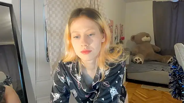 Snapshot of Silly__Milly chatting on 12-21-24, 10:06 Silly  Milly online show from 12-21-24, 10:06