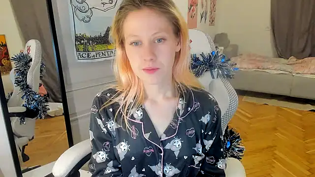 Snapshot of Silly__Milly chatting on 12-18-24, 05:10 Silly  Milly online show from 12-18-24, 05:10