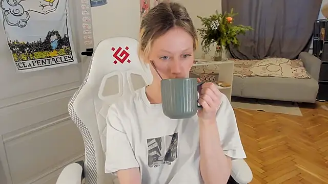 Snapshot of Silly__Milly chatting on 01-04-25, 11:33 Silly  Milly online show from 01-04-25, 11:33