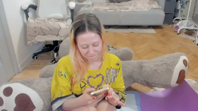 Snapshot of Silly__Milly chatting on 01-02-25, 06:12 Silly  Milly online show from 01-02-25, 06:12