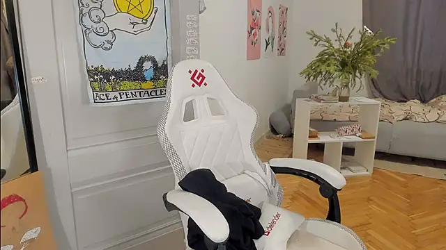 Snapshot of Silly__Milly chatting on 01-06-25, 11:40 Silly  Milly online show from 01-06-25, 11:40