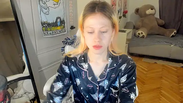 Snapshot of Silly__Milly chatting on 12-21-24, 01:42 Silly  Milly online show from 12-21-24, 01:42