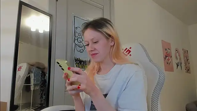 Snapshot of Silly__Milly chatting on 01-04-25, 05:37 Silly  Milly online show from 01-04-25, 05:37