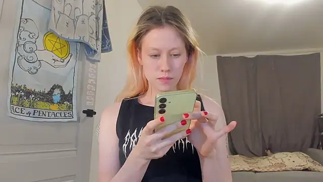 Snapshot of Silly__Milly chatting on 12-26-24, 04:14 Silly  Milly online show from 12-26-24, 04:14