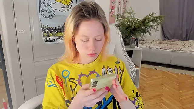 Snapshot of Silly__Milly chatting on 01-02-25, 12:03 Silly  Milly online show from 01-02-25, 12:03