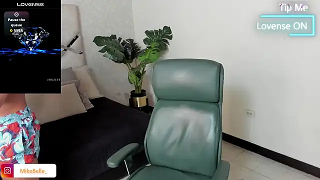 Snapshot of mike_belle chatting on 10-23-25, 08:51 mike belle online show from 10-23-25, 08:51