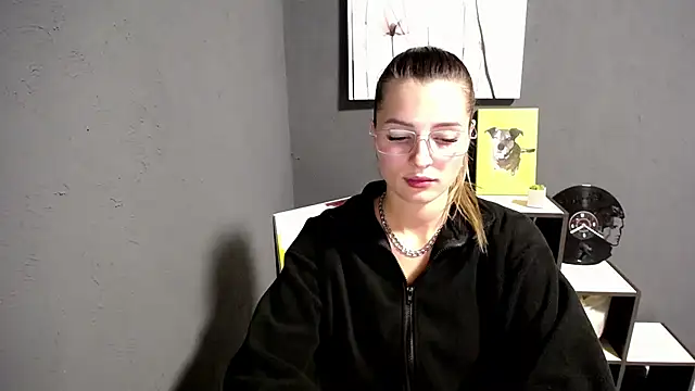 Snapshot of lady_olivia_ chatting on 09-23-25, 02:57 lady olivia  online show from 09-23-25, 02:57