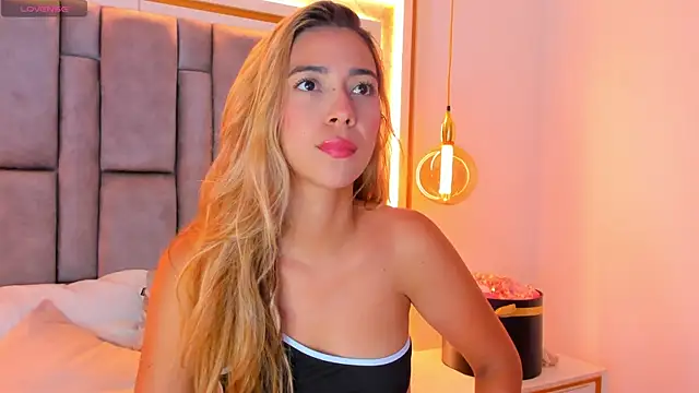 Snapshot of elianabrown chatting on 05-21-26, 01:03 elianabrown online show from 05-21-26, 01:03
