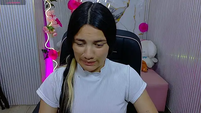 Snapshot of Chiara_tay chatting on 07-14-26, 08:04 Chiara tay online show from 07-14-26, 08:04