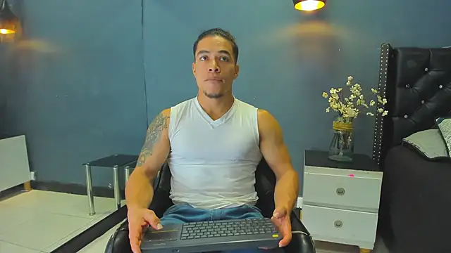 Snapshot of Bryson_Collins_ chatting on 02-19-25, 11:17 Bryson Collins online show from 02-19-25, 11:17