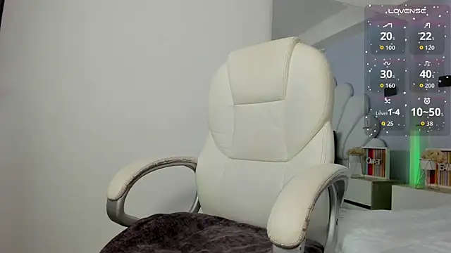 Snapshot of ginebra_ness chatting on 09-19-25, 01:04 ginebra ness online show from 09-19-25, 01:04
