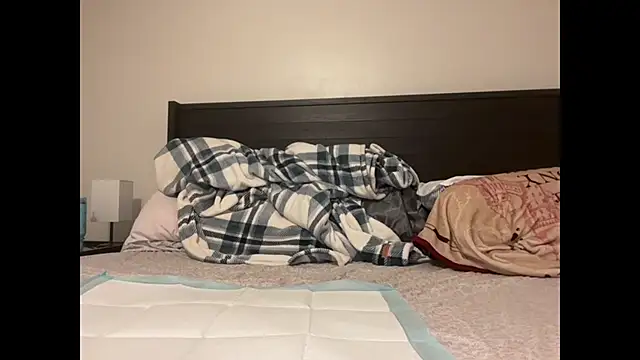 Snapshot of QueenLolaX chatting on 10-11-25, 04:02 QueenLolaX online show from 10-11-25, 04:02