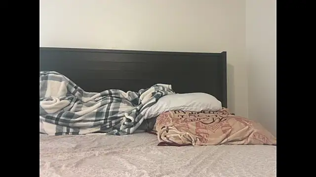 Snapshot of QueenLolaX chatting on 10-19-25, 11:18 QueenLolaX online show from 10-19-25, 11:18