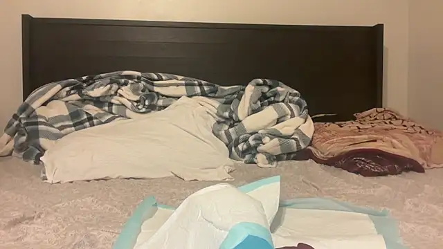 Snapshot of QueenLolaX chatting on 10-19-25, 05:21 QueenLolaX online show from 10-19-25, 05:21