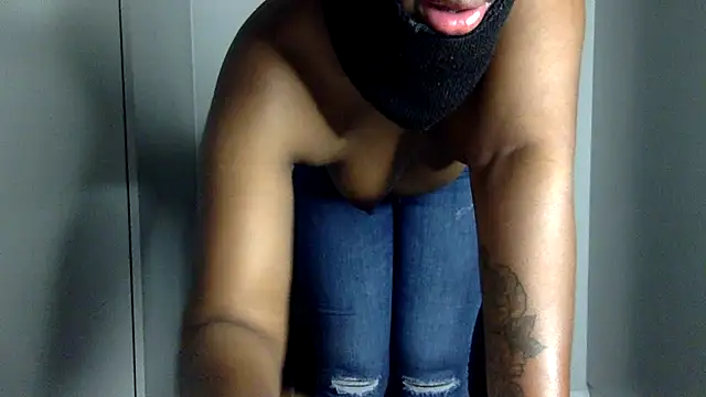 Snapshot of Africanbootie chatting on 03-18-25, 08:50 Africanbootie online show from 03-18-25, 08:50