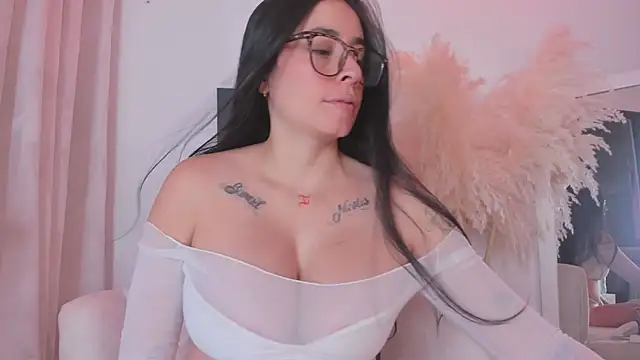 Snapshot of msschloee_ chatting on 06-17-26, 06:51 msschloee online show from 06-17-26, 06:51