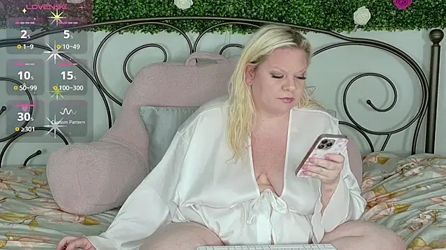 Snapshot of siennaxluxx chatting on 05-08-26, 02:37 siennaxluxx online show from 05-08-26, 02:37
