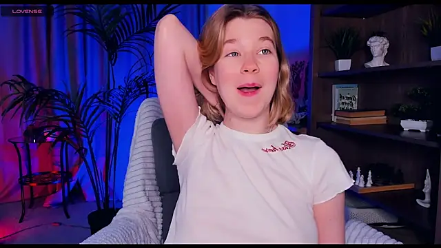 Snapshot of PollyHathor chatting on 03-19-25, 01:10 PollyHathor online show from 03-19-25, 01:10