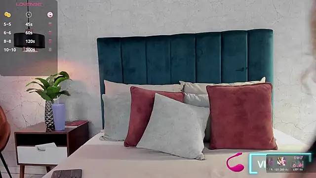 Luna18Pink online show from 10-22-25, 01:10