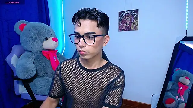Snapshot of OwenBluee chatting on 05-22-26, 02:26 OwenBluee online show from 05-22-26, 02:26