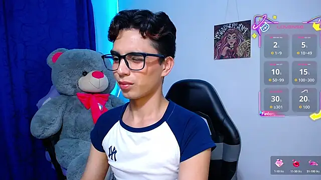 Snapshot of OwenBluee chatting on 05-14-26, 09:06 OwenBluee online show from 05-14-26, 09:06