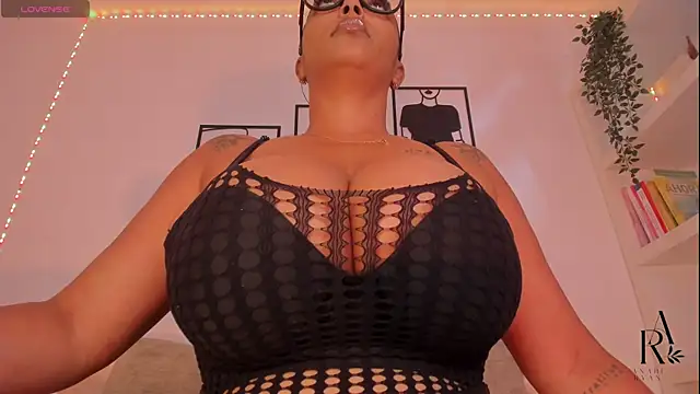 Snapshot of anahi_ryan_ chatting on 05-15-26, 12:47 anahi ryan online show from 05-15-26, 12:47