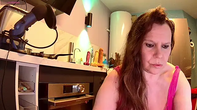 Snapshot of Endrocleia chatting on 02-25-25, 10:09 Endrocleia online show from 02-25-25, 10:09