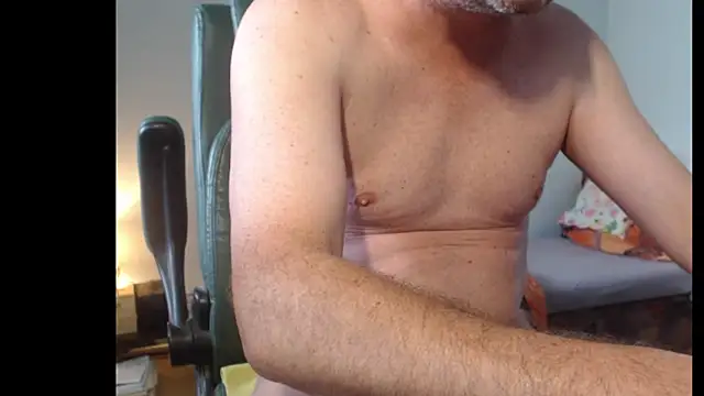Snapshot of tuttiluss44 chatting on 05-16-26, 06:45 tuttiluss44 online show from 05-16-26, 06:45