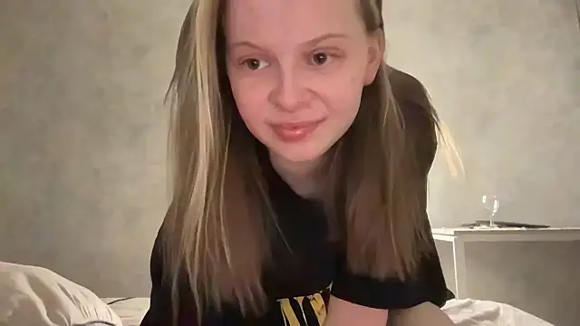 Snapshot of wrenlie chatting on 06-02-26, 03:56 wrenlie online show from 06-02-26, 03:56