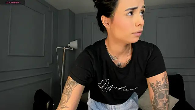 Snapshot of MariaHerrera_ chatting on 11-30-25, 05:30 MariaHerrera online show from 11-30-25, 05:30