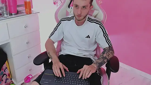 Dylanwhite23  online show from 04-16-26, 02:01