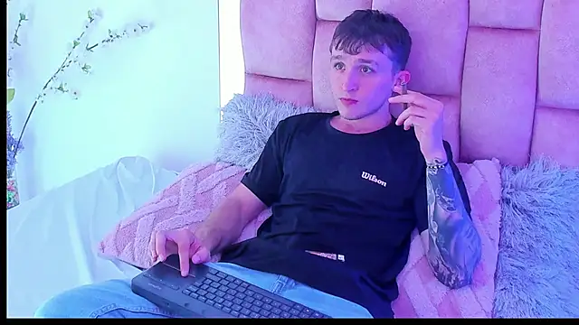 Dylanwhite23  online show from 02-10-25, 11:45