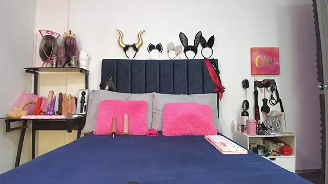 emmily giraldo online show from 12-16-25, 01:04