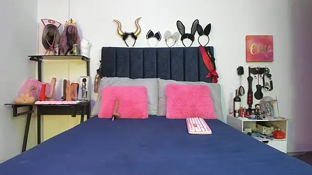 emmily giraldo online show from 11-15-25, 01:15