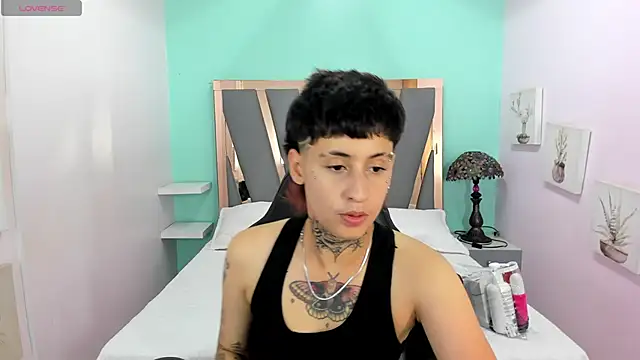 Snapshot of Ethan_lennox chatting on 10-31-25, 02:46 Ethan lennox online show from 10-31-25, 02:46