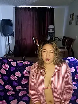 Snapshot of kitty_84 chatting on 10-21-25, 10:47 kitty 84 online show from 10-21-25, 10:47