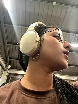 Snapshot of _vaness chatting on 11-28-25, 05:07 vaness online show from 11-28-25, 05:07