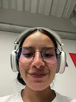 Snapshot of _vaness chatting on 03-22-25, 05:17 vaness online show from 03-22-25, 05:17