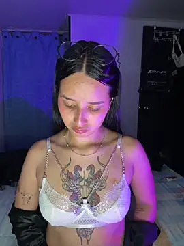 Snapshot of _vaness chatting on 10-15-25, 06:11 vaness online show from 10-15-25, 06:11