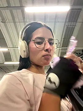 Snapshot of _vaness chatting on 09-18-25, 05:32 vaness online show from 09-18-25, 05:32