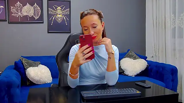 AnneHove online show from 12-04-25, 05:28