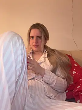 Snapshot of Holly-Glamour chatting on 02-14-26, 01:50 Holly-Glamour online show from 02-14-26, 01:50