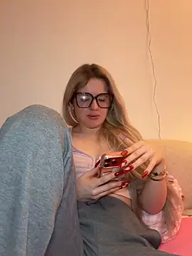 Snapshot of Holly-Glamour chatting on 02-08-26, 09:29 Holly-Glamour online show from 02-08-26, 09:29