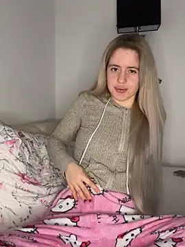 Snapshot of Holly-Glamour chatting on 02-26-26, 11:49 Holly-Glamour online show from 02-26-26, 11:49