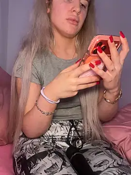 Snapshot of Holly-Glamour chatting on 12-22-25, 01:28 Holly-Glamour online show from 12-22-25, 01:28