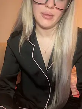 Snapshot of Holly-Glamour chatting on 02-12-26, 01:27 Holly-Glamour online show from 02-12-26, 01:27