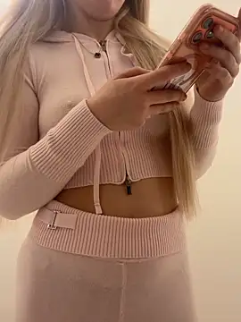 Snapshot of Holly-Glamour chatting on 12-05-25, 05:11 Holly-Glamour online show from 12-05-25, 05:11