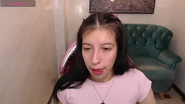 Snapshot of _lucy_v chatting on 02-05-25, 03:13 lucy v online show from 02-05-25, 03:13